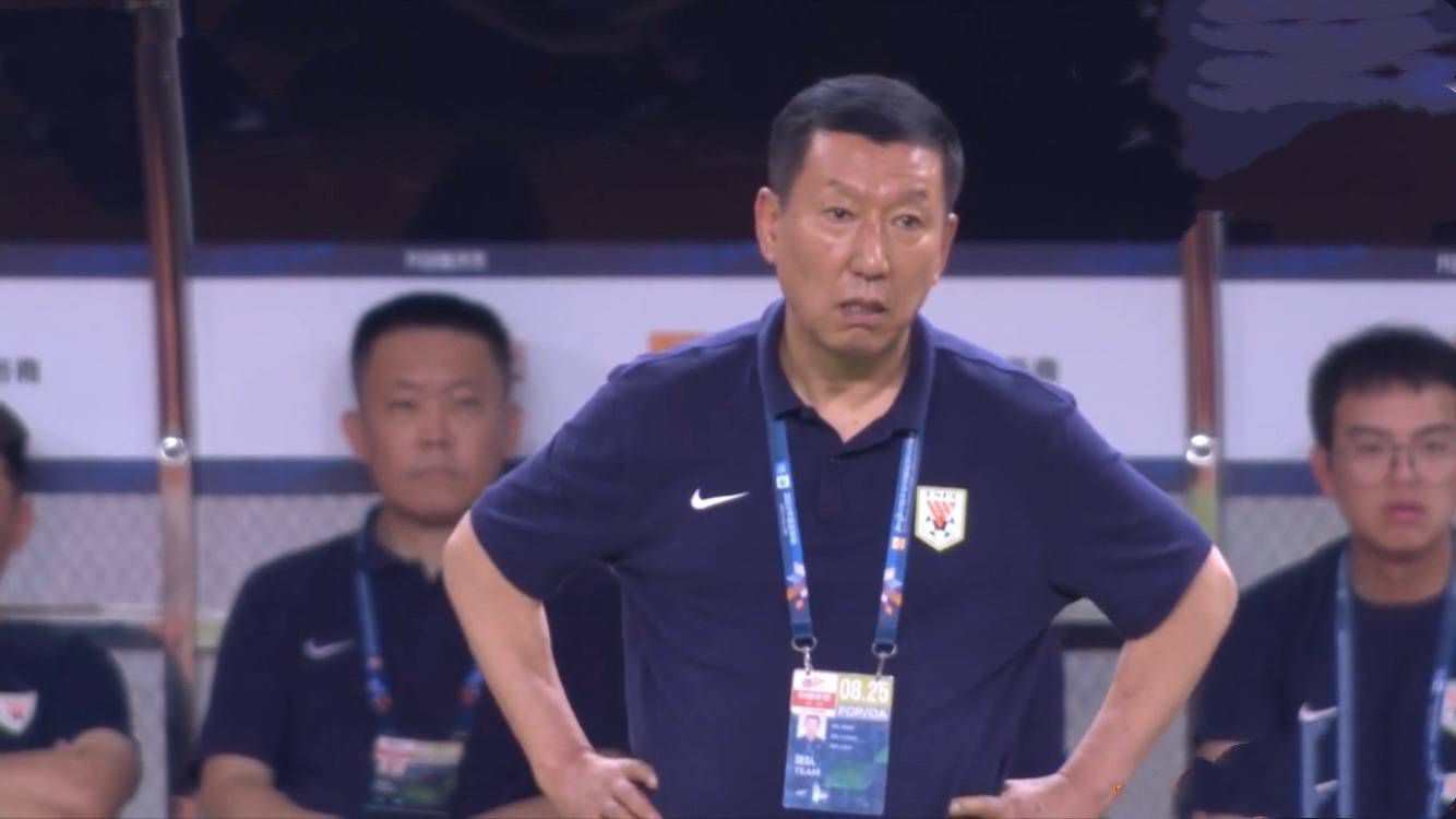 导演丹尼斯·维伦纽瓦亮相，主演艾米莉·布朗特身穿红色露背长裙大秀美背，雨中为粉丝签名展S身材。