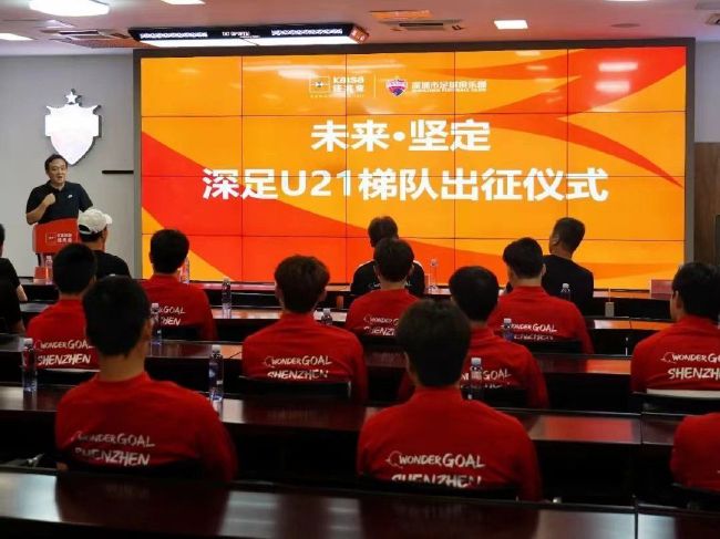 ”胡波理事长则从公益一线视角，分享了失踪儿童家庭超越物质需求的情感陪伴与心理支持的重要性。