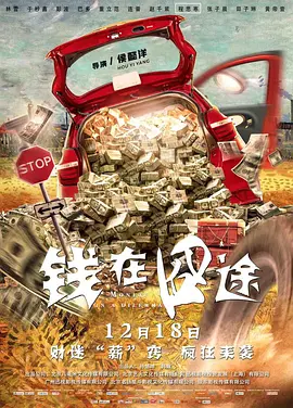 而在后台的赛琳娜则展现出婉约的一面，抱着两个小朋友一起拍照，笑容亲切动人。