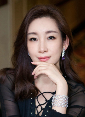 妮可·基德曼黑裙助阵老公凯斯·厄本，在现场频繁低头耳语相拥秀恩爱。